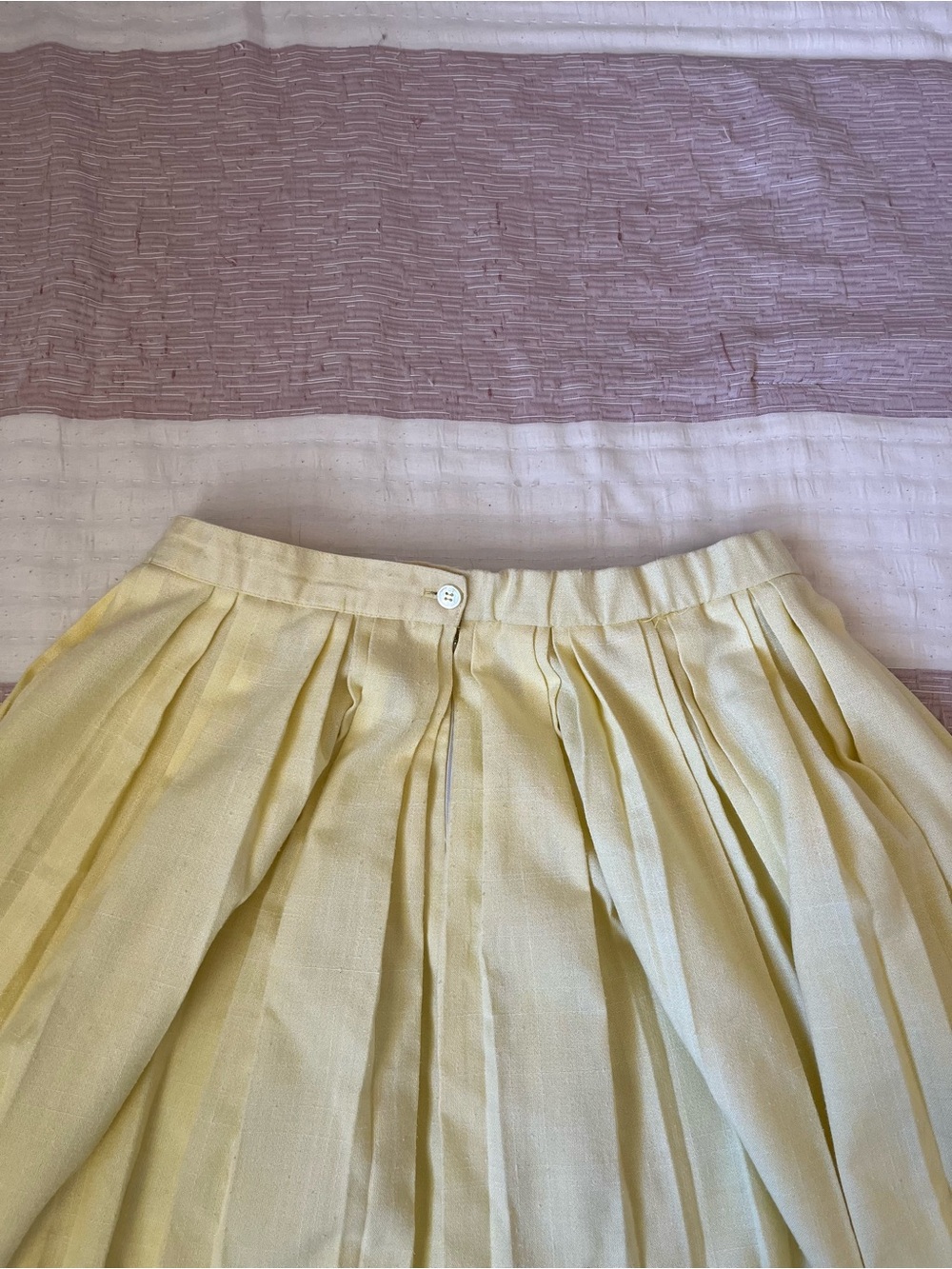 Authentic Vintage Joyce Sportswear Yellow Pleated Knee-Length Skirt Size 17-18 - Picture 4 of 9